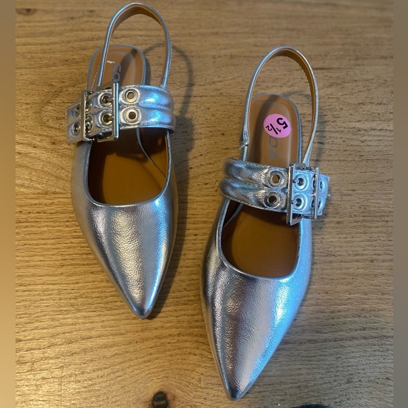 Soda Slingback Silver Metallic Buckle Point Toe Mary Jane Women’s 5 1/2 NWT - Picture 1 of 8